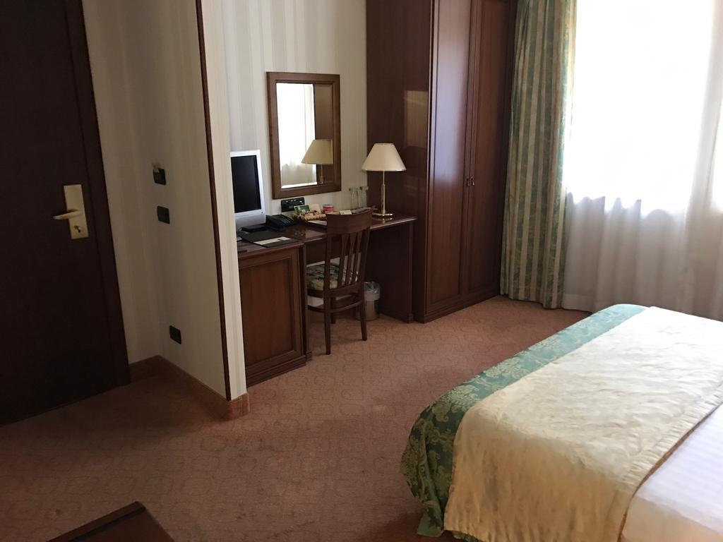 אודסה Hotel Otrada מראה חיצוני תמונה
